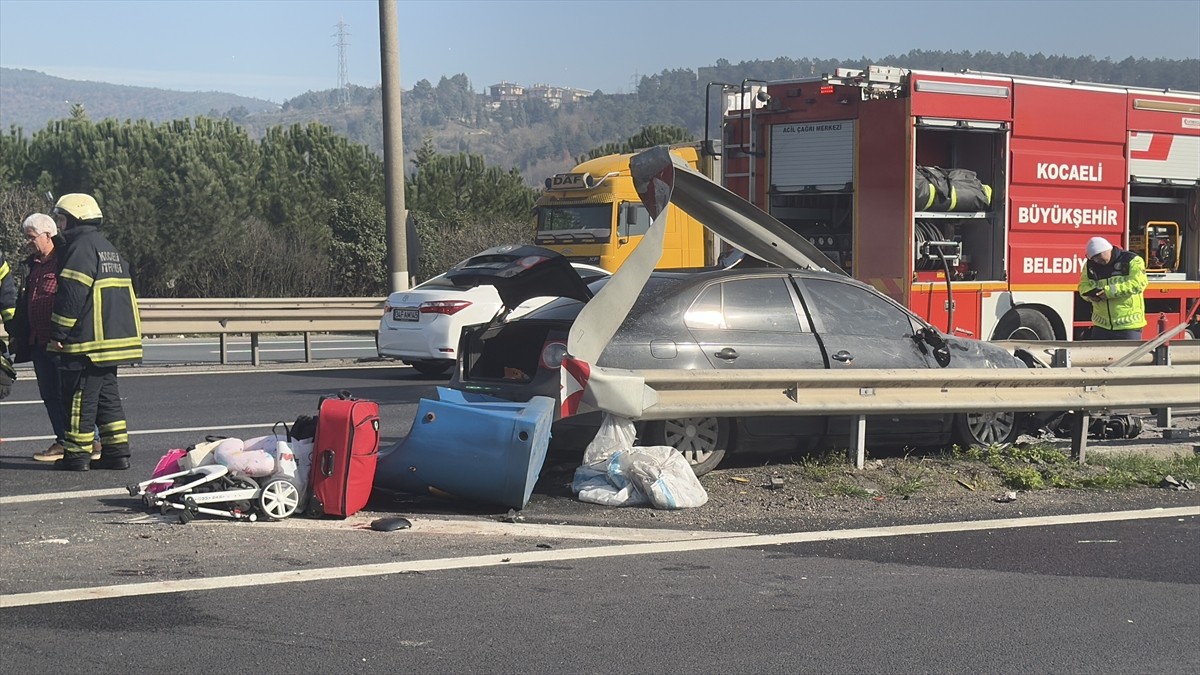 Anadolu Otoyolu'nun Kocaeli geçişinde otomobilin bariyere çarpması sonucu yaralanan 4 kişi...