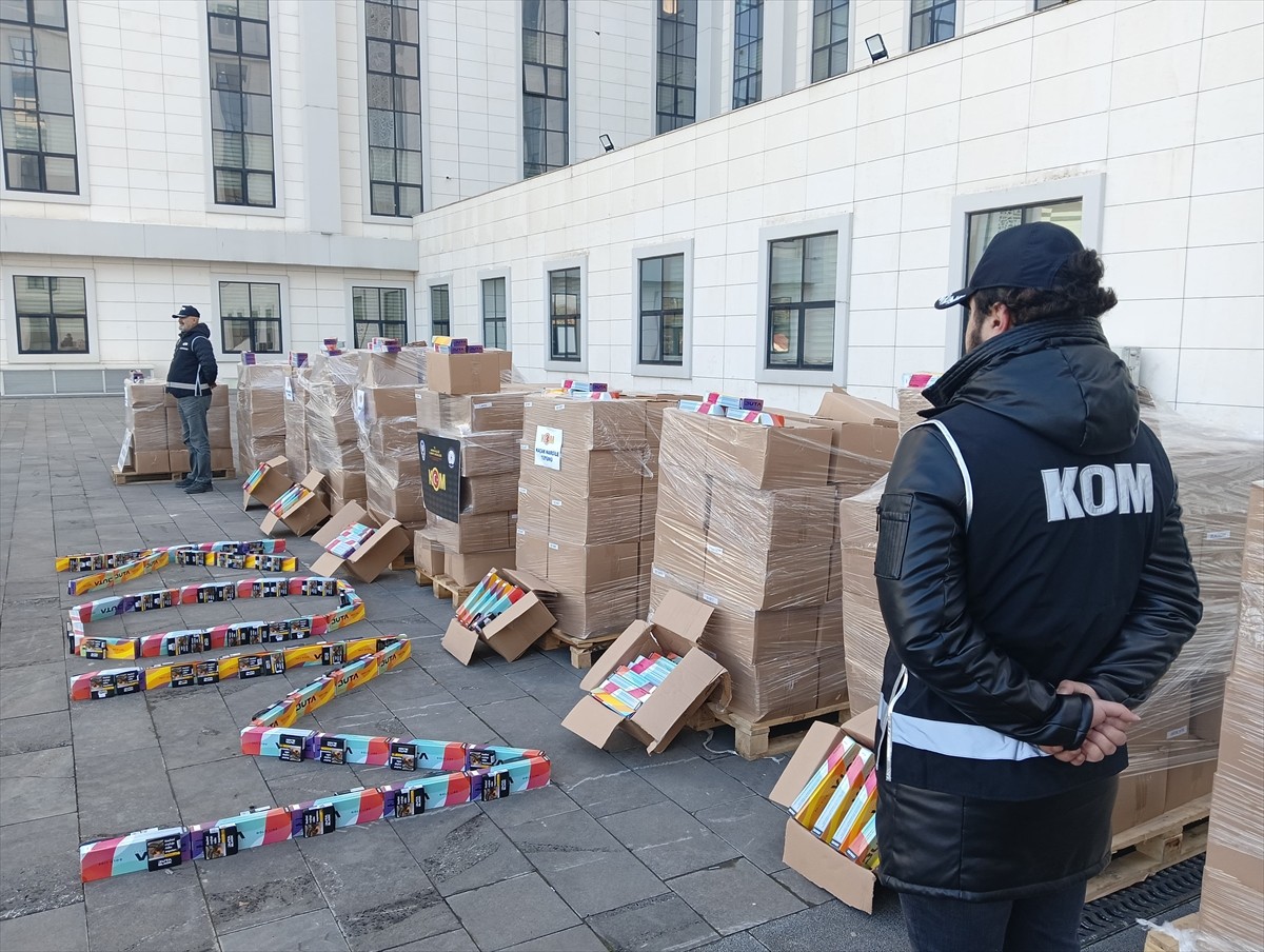 Ankara'nın Sincan ilçesinde düzenlenen kaçakçılık operasyonunda 3 ton 620 kilogram bandrolsüz...