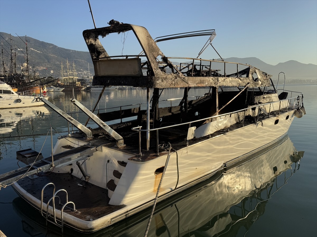 Antalya'nın Alanya ilçesinde iskelede bulunan lüks gezi teknesinde çıkan yangın ekiplerin...