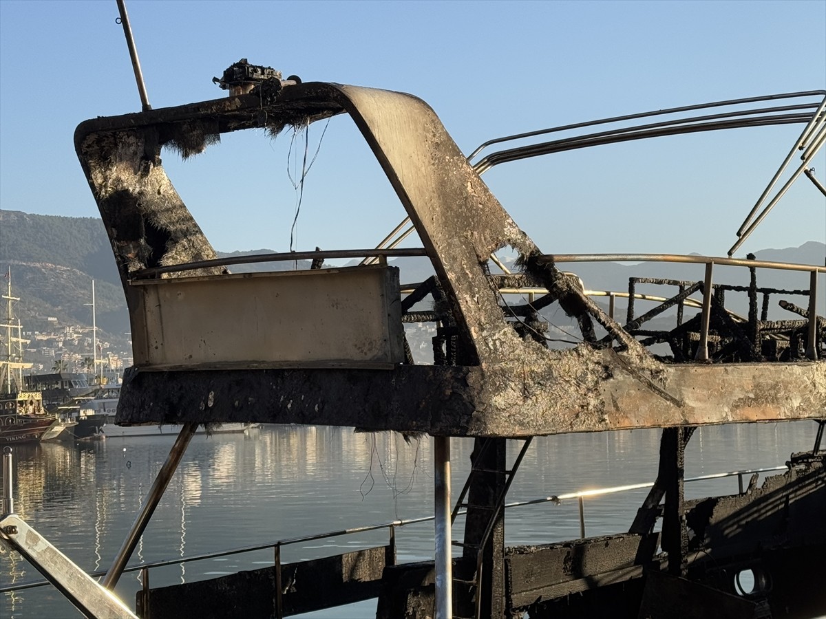 Antalya'nın Alanya ilçesinde iskelede bulunan lüks gezi teknesinde çıkan yangın ekiplerin...