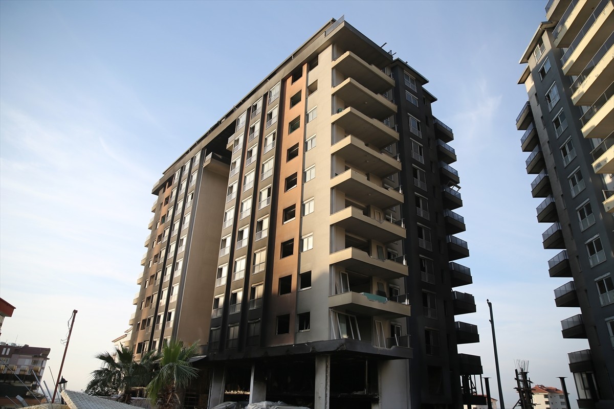 Antalya'nın Alanya ilçesinde tadilat yapılan otelde çıkan yangına ilişkin Alanya Cumhuriyet...