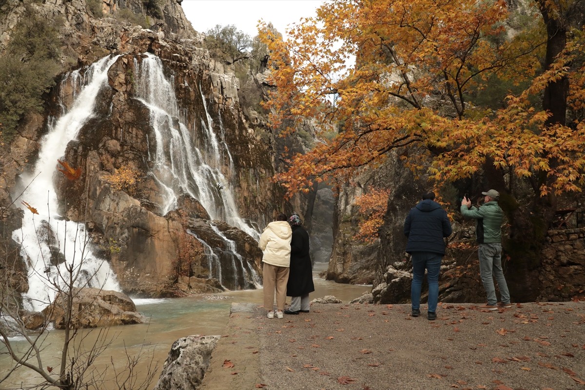 Antalya'nın Gündoğmuş ilçesi sınırlarında yer alan ve son yağışlarla debisi yükselince daha gür...