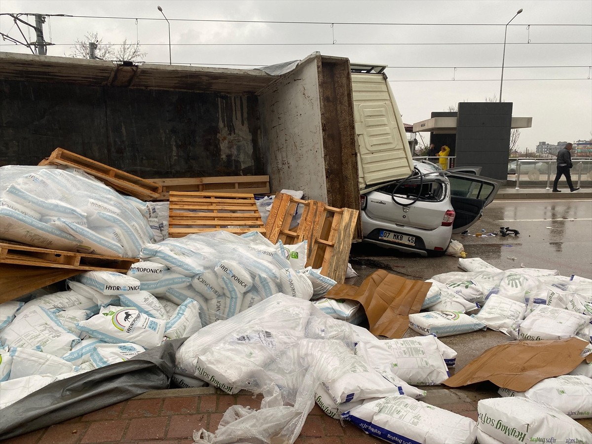 Antalya'nın Kepez ilçesinde gübre yüklü kamyonun otobüse çarptıktan sonra otomobilin üzerine...