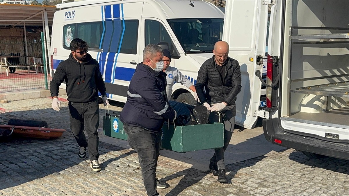 Antalya'nın Muratpaşa ilçesinde falezlerden kayalık alana düşen gencin cesedi, dalgıç polislerce...