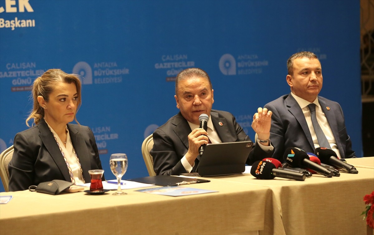 Antalya Büyükşehir Belediye Başkanı Muhittin Böcek (ortada), 10 Ocak Çalışan Gazeteciler Günü...