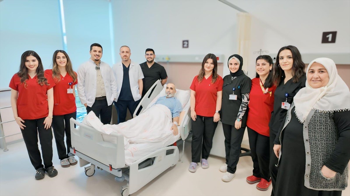 Antalya Şehir Hastanesi'nde safra yollarında kanserli tümör tespit edilen 62 yaşındaki hasta...