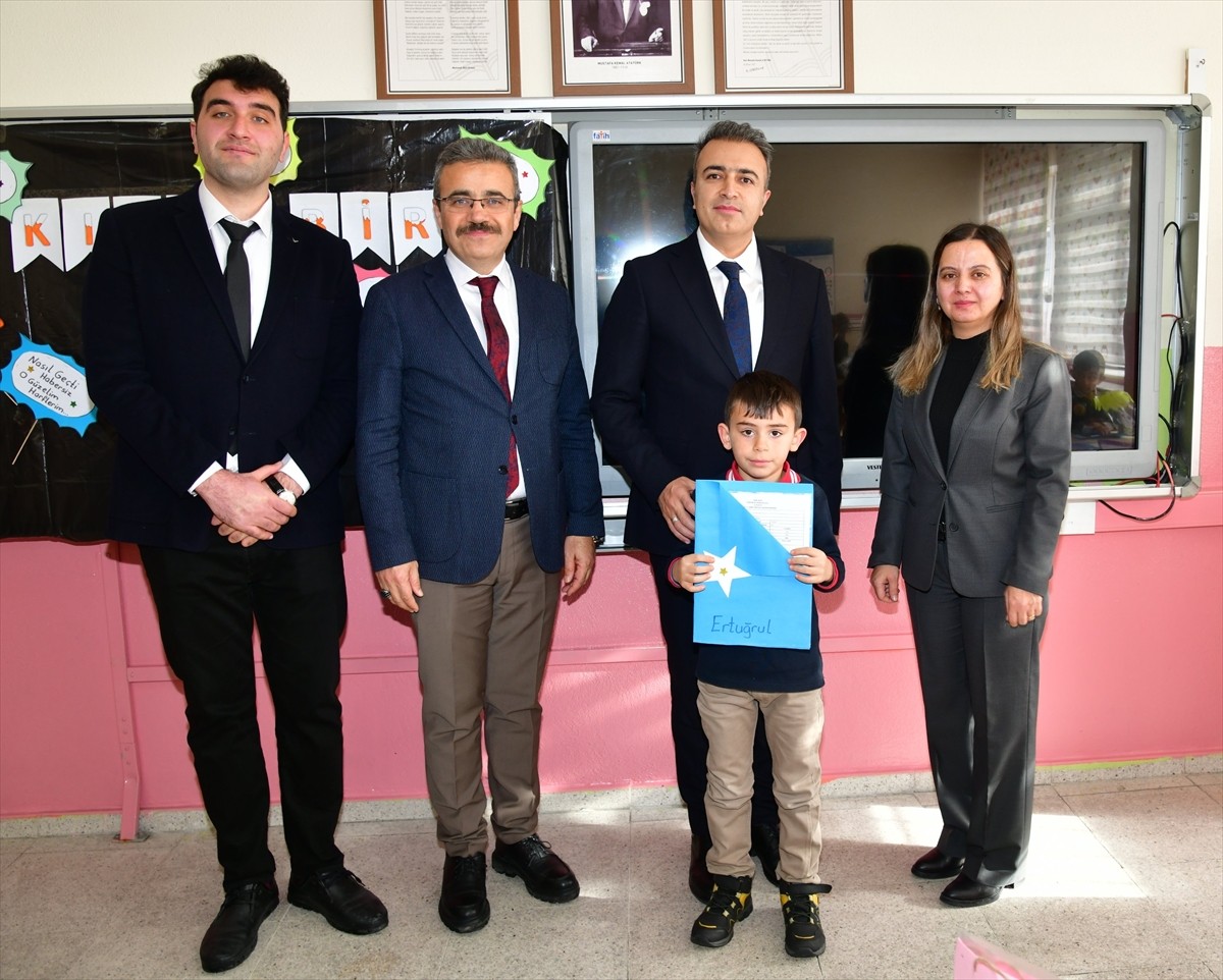 Ardahan'da 2024-2025 eğitim öğretim yılının birinci döneminin sona ermesiyle öğrenciler...