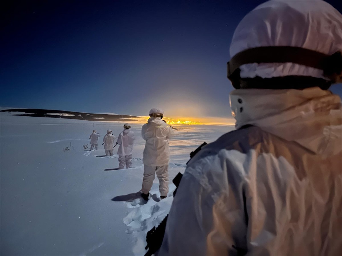 Ardahan İl Jandarma Komutanlığına bağlı komandoların, karlı ve soğuk havada yürüttüğü...