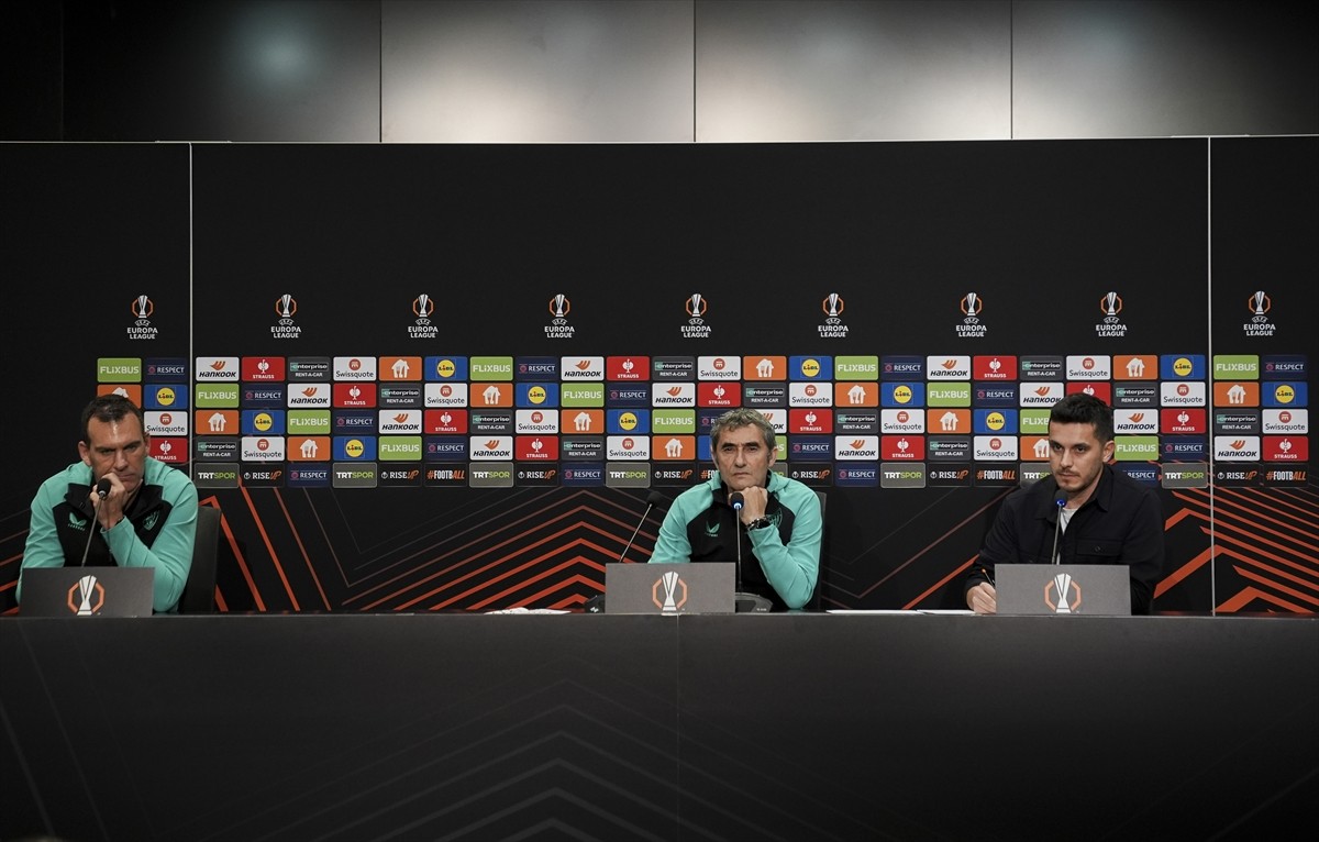 Athletic Bilbao Teknik Direktörü Ernesto Valverde (ortada) UEFA Avrupa Ligi'nin 7. haftasında...