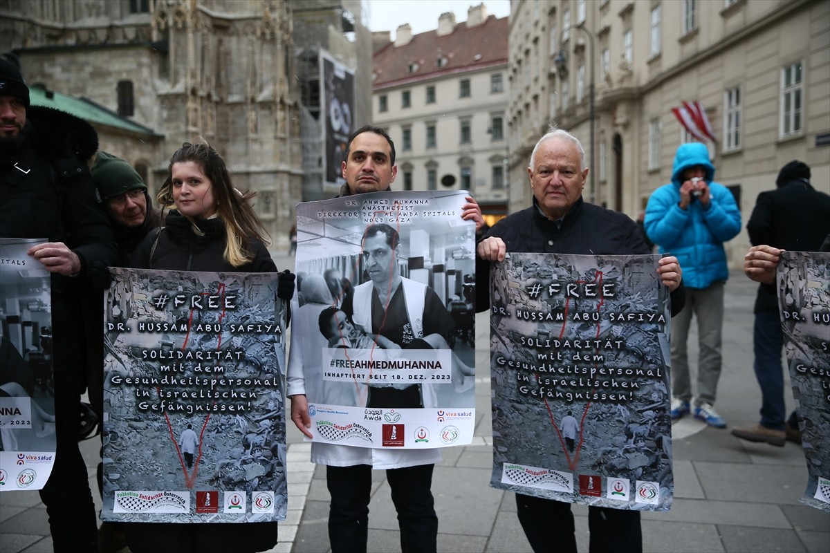 Avusturya’nın başkenti Viyana’da Filistin destekçileri, İsrail ordusu tarafından alıkonulan Gazze...