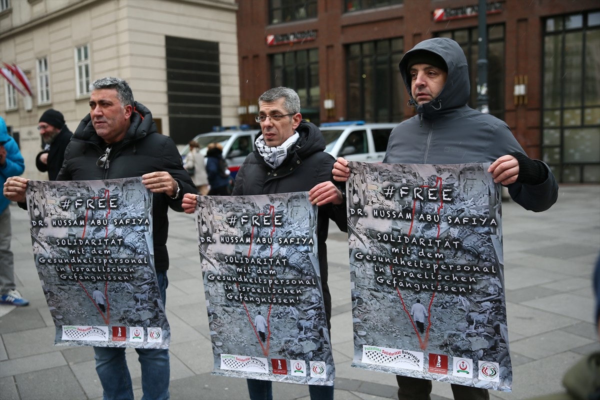 Avusturya’nın başkenti Viyana’da Filistin destekçileri, İsrail ordusu tarafından alıkonulan Gazze...