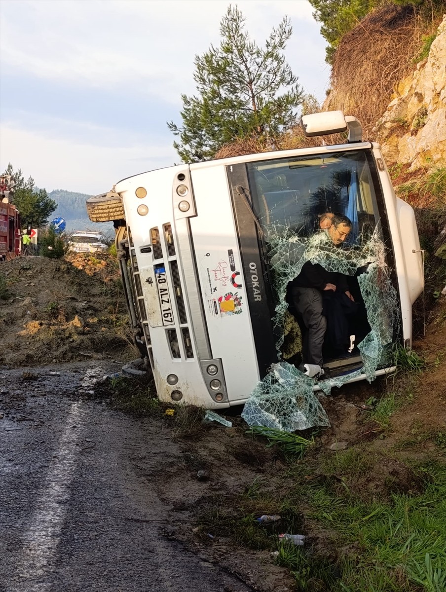 Aydın'ın Germencik ilçesinde tur midibüsünün devrilmesi sonucu 23 kişi yaralandı.