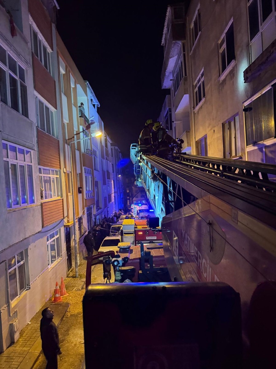 Balıkesir'in Bandırma ilçesinde bir binada çıkan yangında dumandan etkilenen kişi hayatını...