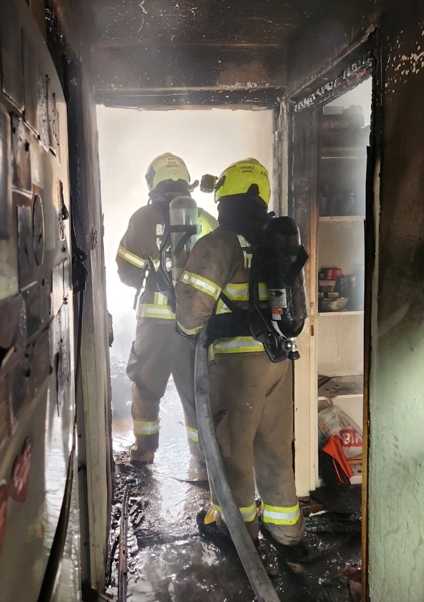  Balıkesir'in Edremit ilçesinde 4 katlı apartmanda çıkan yangında bir kadın, hayatını kaybetti....