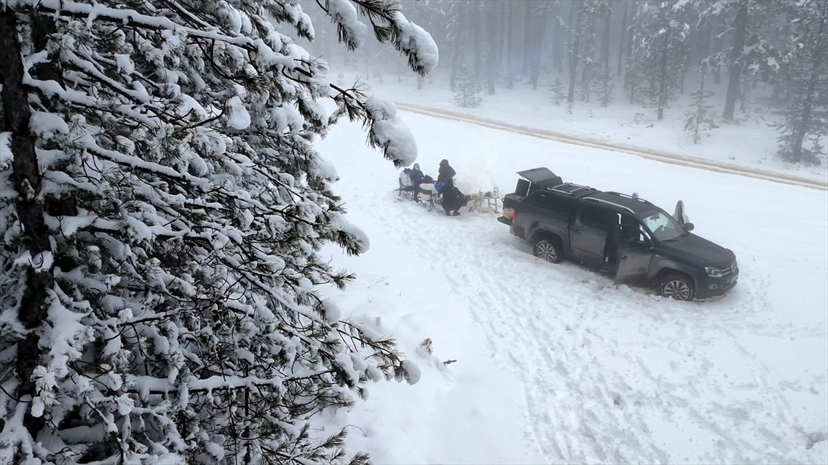 Balıkesir'in Sındırgı ilçesinde kar yağışının ardından beyaz örtüyle kaplanan Ulus Dağı, havadan...
