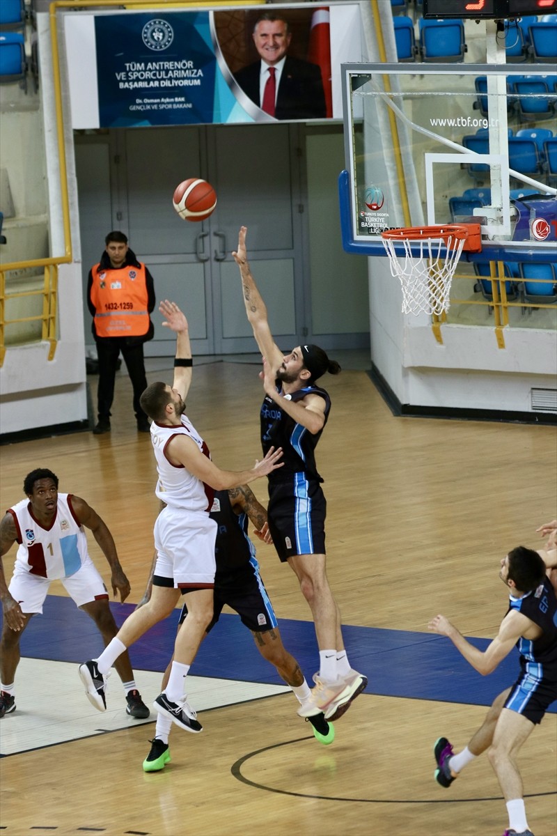 Basketbol 2025 Erkekler Federasyon Kupası çeyrek finalinde Çayırova Belediyesspor'u 81-64 yenen...