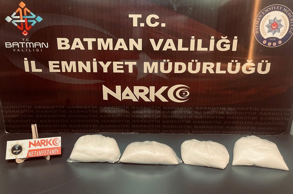 Batman'ın Kozluk ilçesinde düzenlenen uyuşturucu operasyonunda gözaltına alınan 2 şüpheli...