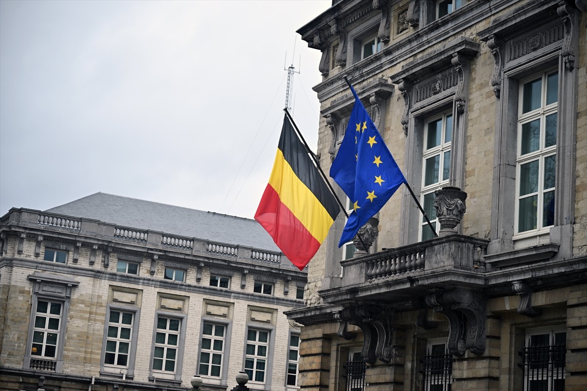 Belçika Başbakanı Alexander De Croo'nun resmi konutuna girmeye çalışan bıçaklı saldırgan...