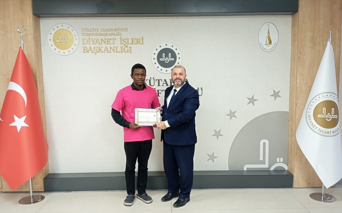 Benin uyruklu 28 yaşındaki Prince Donald Fernandez Hounhoui, Kütahya'da Müslüman olarak Ali ismini...