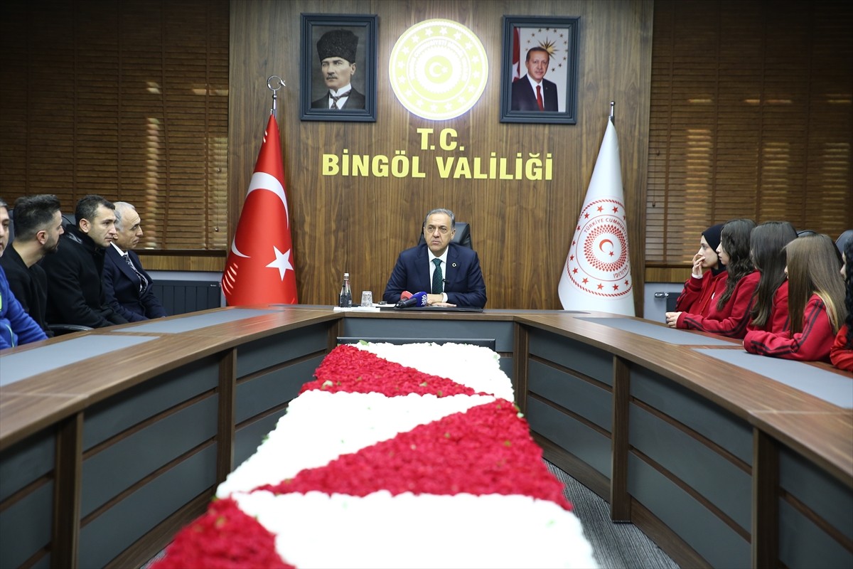Bingöl Valisi Ahmet Hamdi Usta, Hentbol Kadınlar 2. Lig takımlarından Bingöl Spor Lisesi Spor...