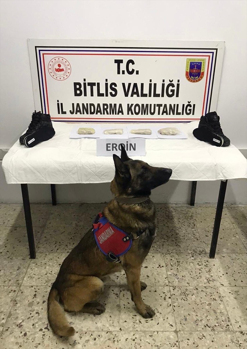 Bitlis'in Tatvan ilçesinde ayakkabı tabanına gizlenmiş 500 gram eroin ele geçirildi.