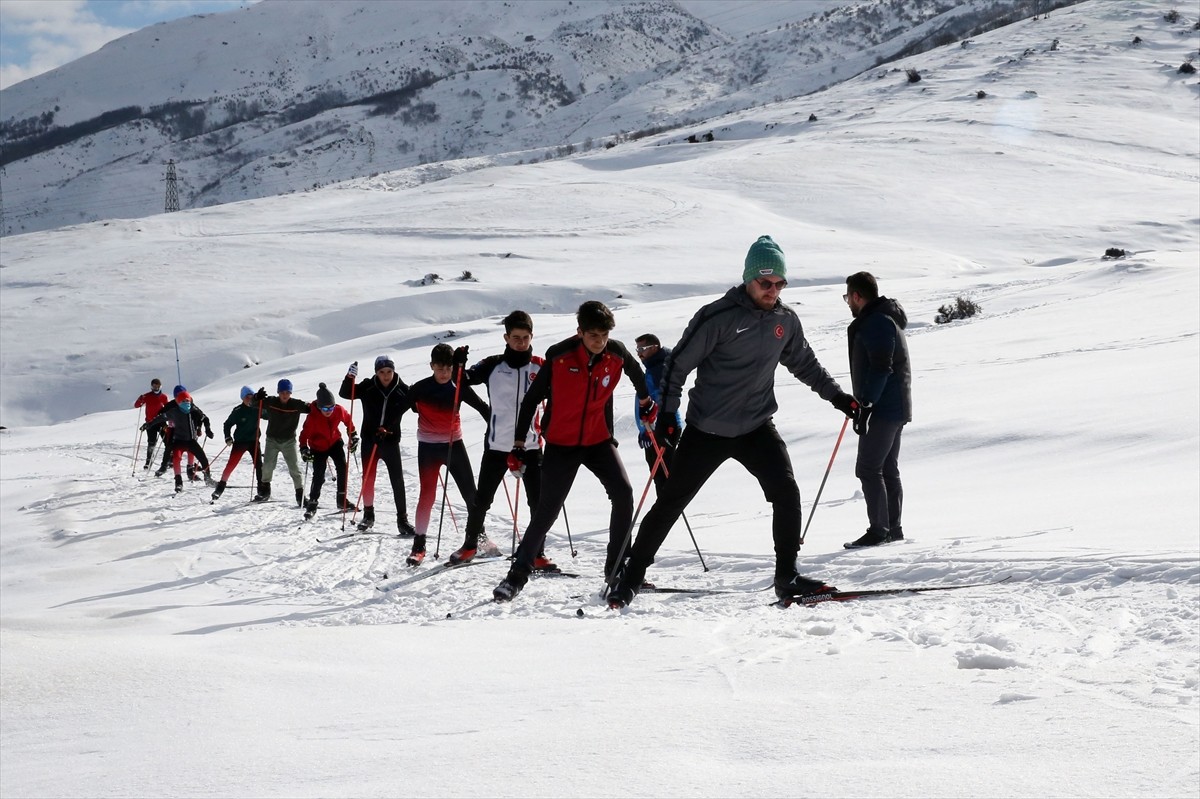 Bitlis'te kayaklı koşu takımı sporcuları, Erzurum'da yapılacak yarışmada yüksek puanlar elde...