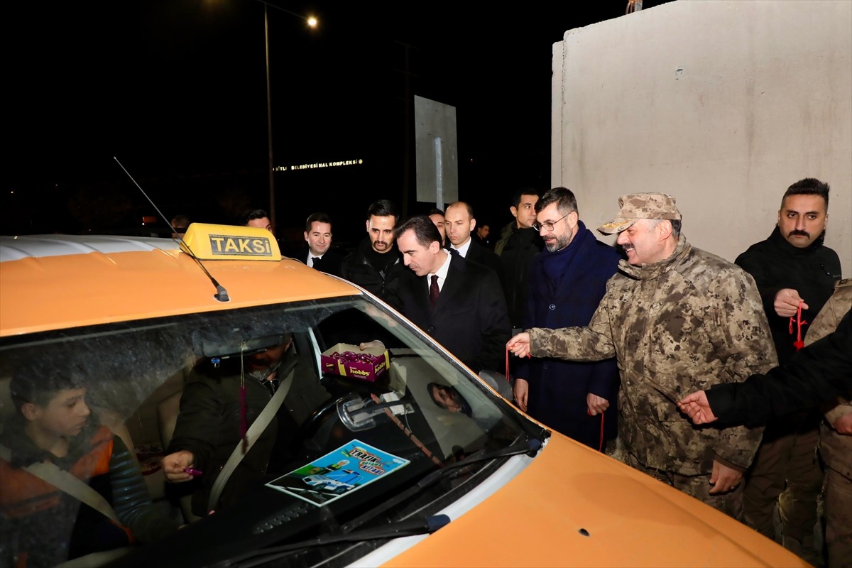 Bitlis Valisi Ahmet Karakaya, ziyaret ettiği güvenlik güçlerinin ve kamu personelinin yeni yılını...