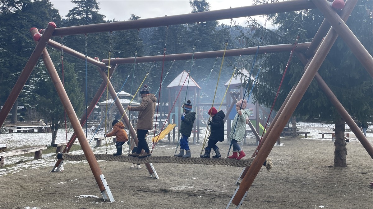 Bolu Gölcük Tabiat Parkı'nda, yarıyıl tatilini doğada geçirmek isteyen ziyaretçiler dolayısıyla...