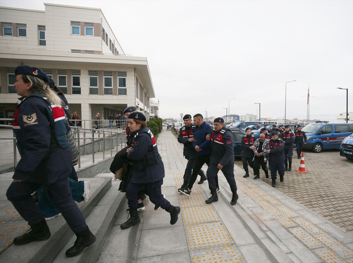 Çanakkale'de düzenlenen uyuşturucu operasyonunda gözaltına alınan 12 şüpheliden 10'u...