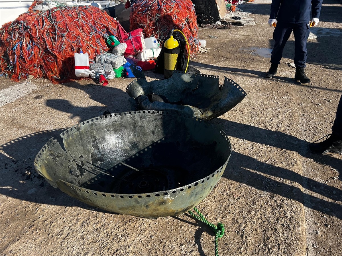 Çanakkale'deki Yeniköy Balıkçı Barınağı'nın girişinde, denizde Çanakkale Savaşları'nın yapıldığı...