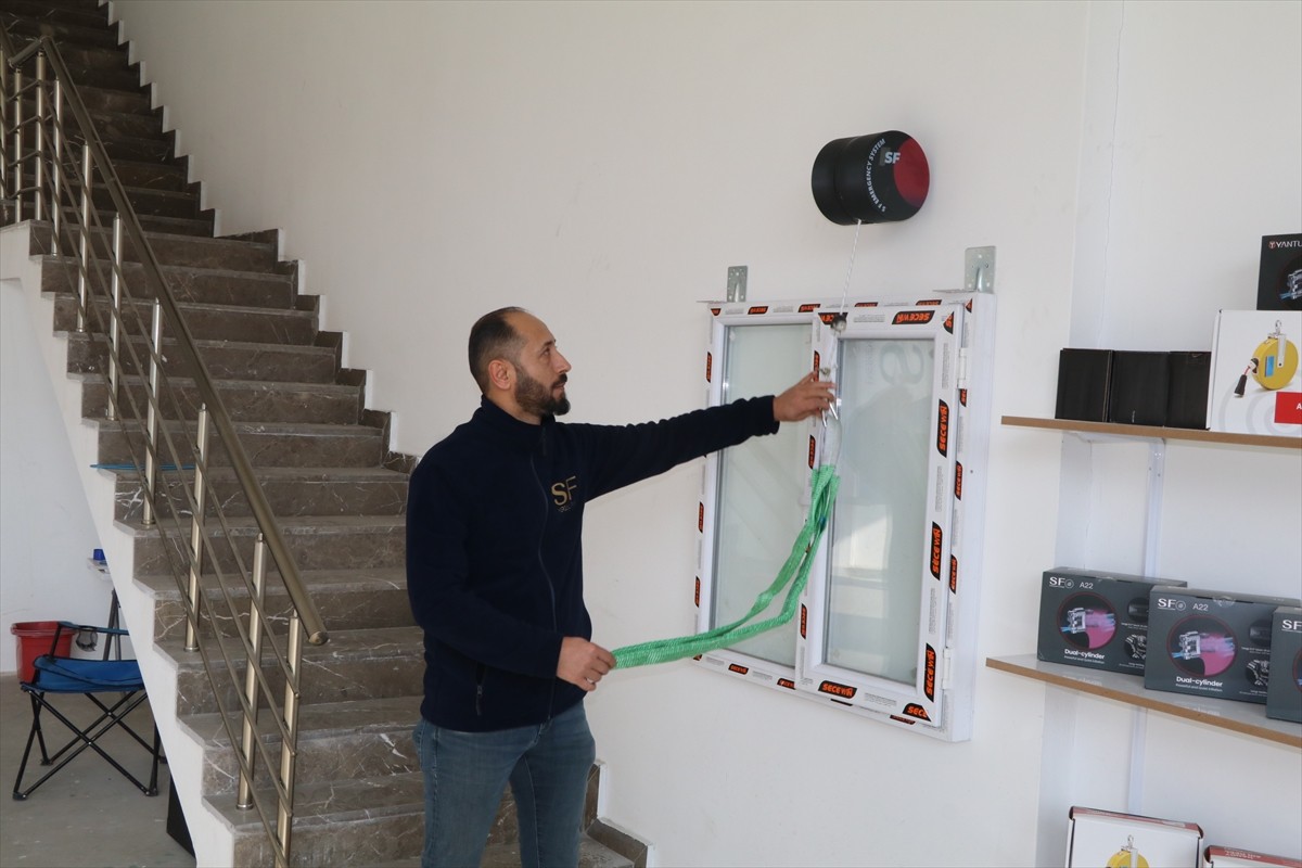 Çankırı'da bir firma tarafından, afet durumlarında çok katlı binalardan vatandaşların tahliyesini...