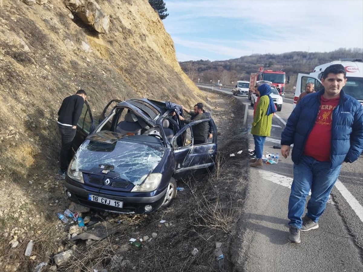 Çankırı'nın Çerkeş ilçesinde otomobilin devrilmesi sonucu 3 kişi yaralandı. Kaza yerine sağlık...