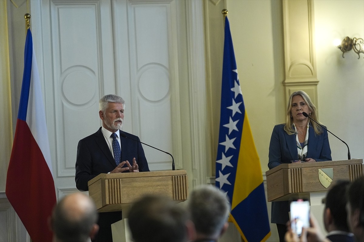 Çekya Cumhurbaşkanı Petr Pavel (solda), resmi ziyaretle geldiği Bosna Hersek'te, Bosna Hersek...