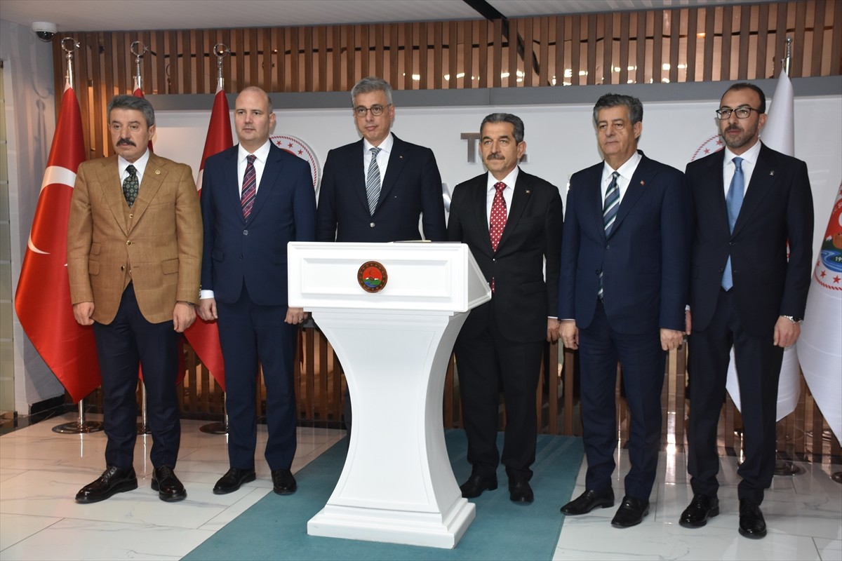 Çeşitli temaslarda bulunmak üzere kente gelen Sağlık Bakanı Kemal Memişoğlu (sol 3) Şırnak...