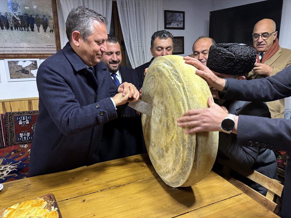 Çeşitli ziyaretlerde bulunmak üzere Ardahan'dan Kars'a geçen CHP Genel Başkanı Özgür Özel...