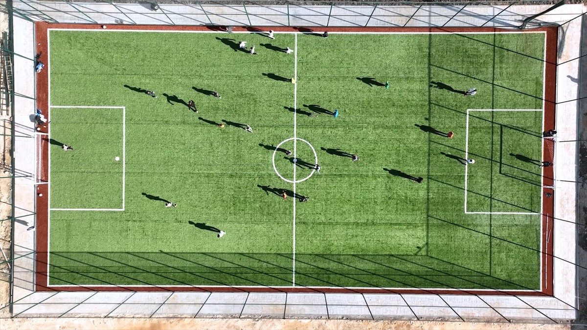 Çevre, Şehircilik ve İklim Değişikliği Bakanı Murat Kurum, Adıyaman ziyaretinde kendisinden halı...