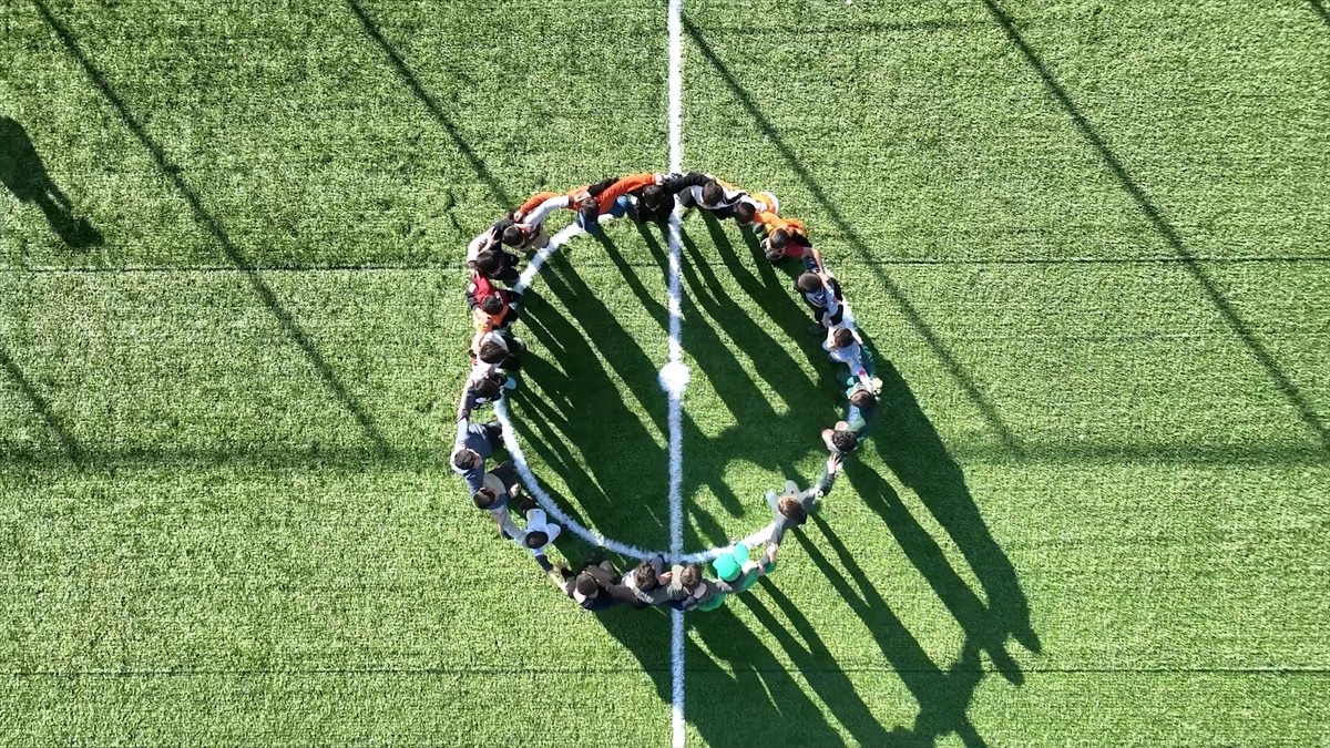 Çevre, Şehircilik ve İklim Değişikliği Bakanı Murat Kurum, Adıyaman ziyaretinde kendisinden halı...