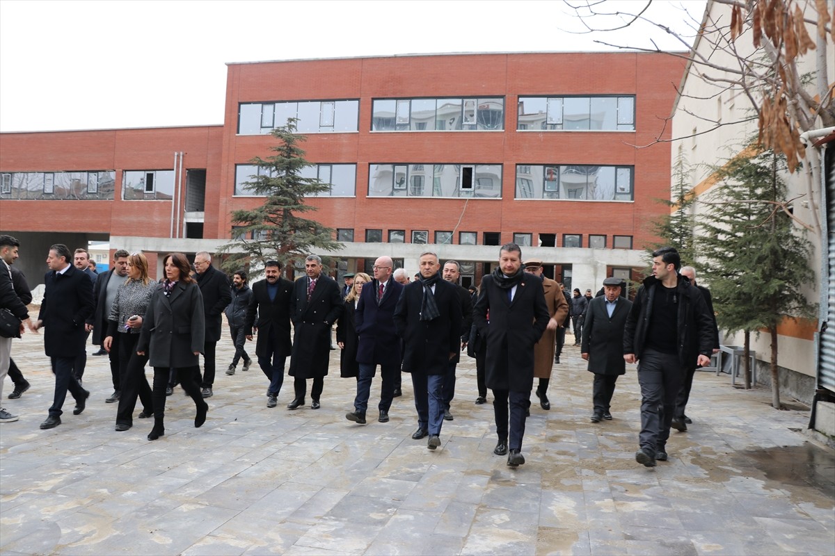 CHP'li 21 milletvekilinden oluşan çalışma grubu, Elazığ'da temaslarda bulundu. Çalışma grubu...