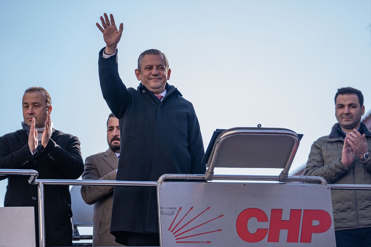 CHP Genel Başkanı Özgür Özel, çeşitli ziyaretlerde bulunmak üzere geldiği Kars'ta, partisinin İl...