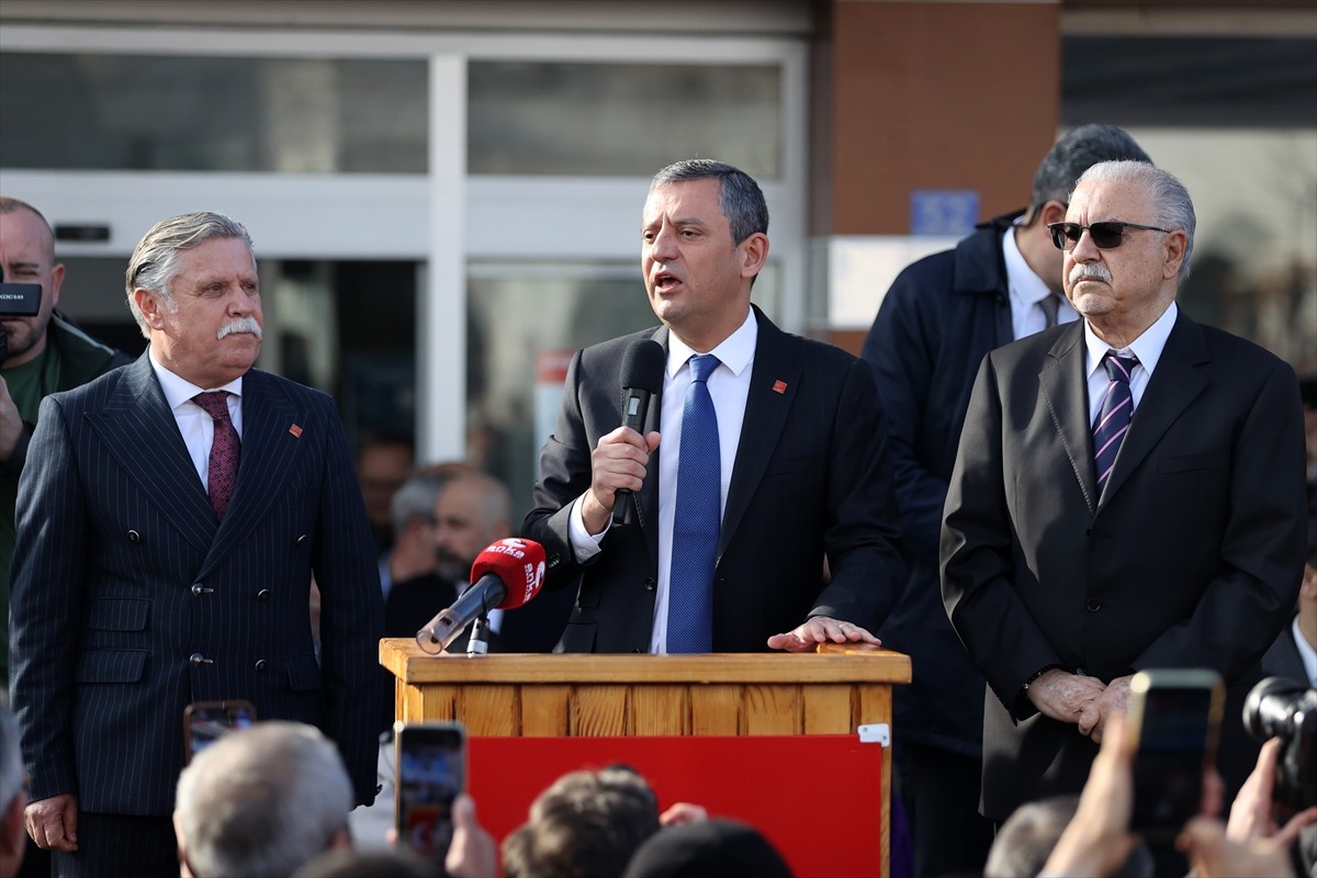 CHP Genel Başkanı Özgür Özel, Konya'nın Cihanbeyli ilçesini ziyaretinde, belediye önüne toplanan...