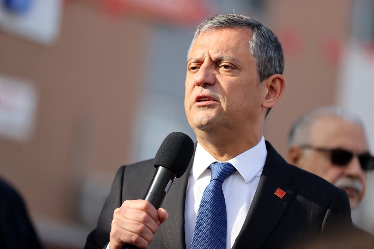 CHP Genel Başkanı Özgür Özel, Konya'nın Cihanbeyli ilçesini ziyaretinde, belediye önüne toplanan...