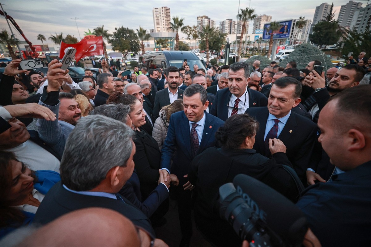 CHP Genel Başkanı Özgür Özel, Mersin'de Yenişehir Belediyesi'ni ziyaret etti.