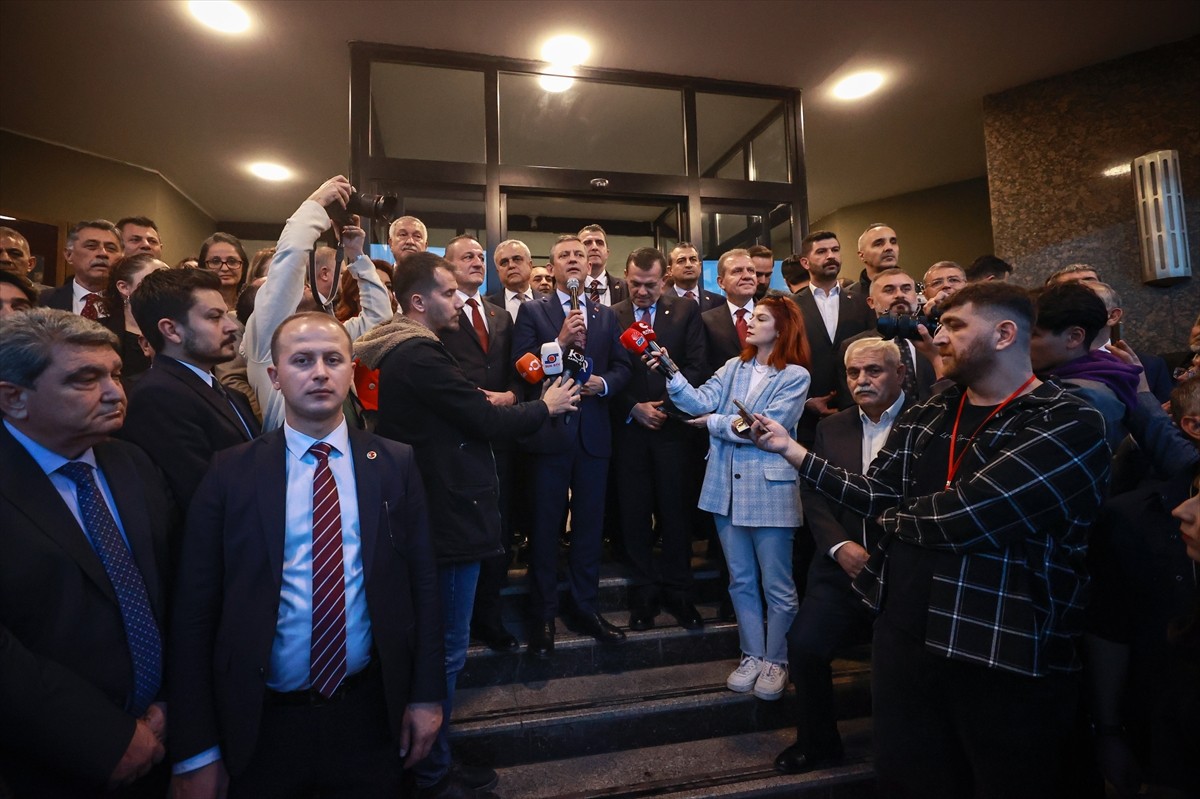 CHP Genel Başkanı Özgür Özel, Mersin'de Yenişehir Belediyesi'ni ziyaret etti.