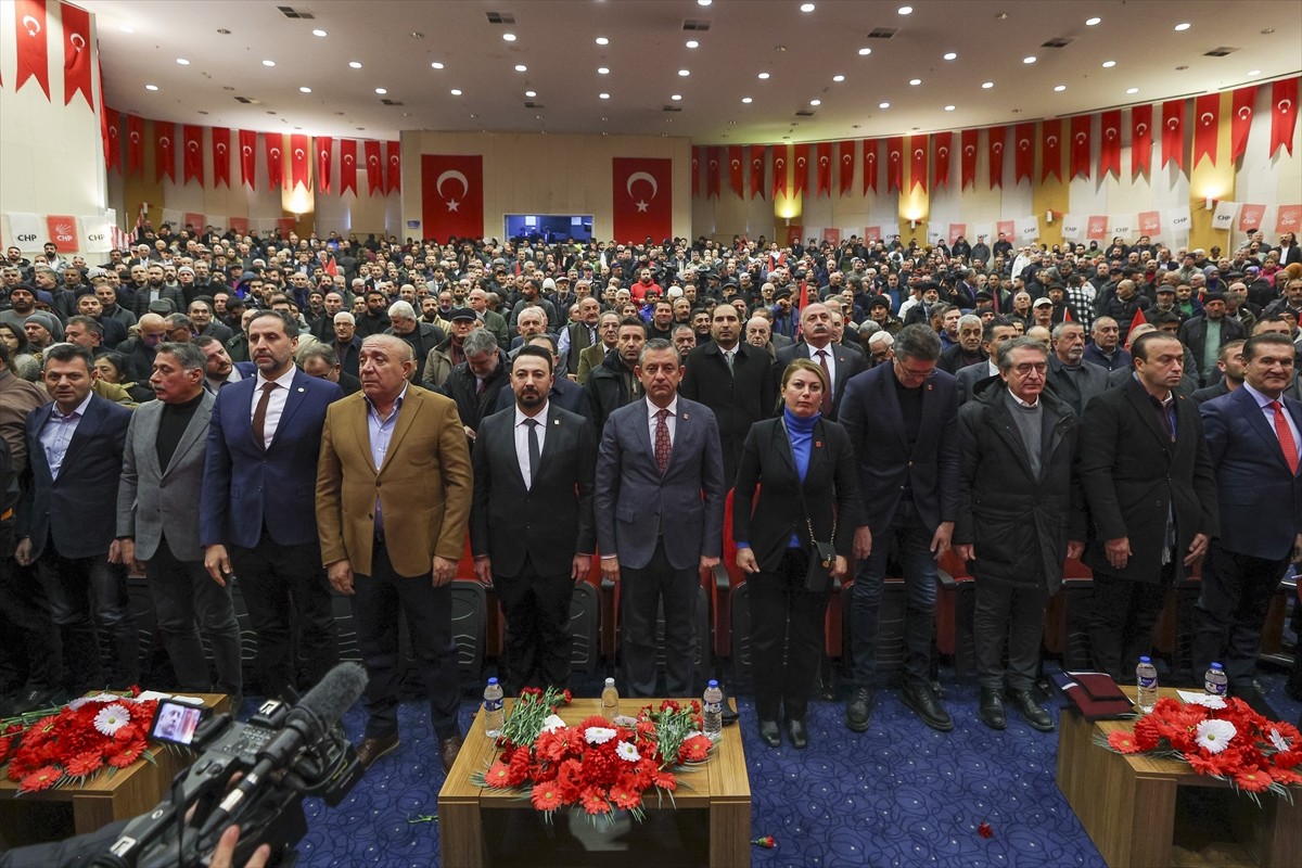 CHP Genel Başkanı Özgür Özel (ön orta), Erzurum'da Palandöken ilçesindeki Necip Fazıl Kısakürek...