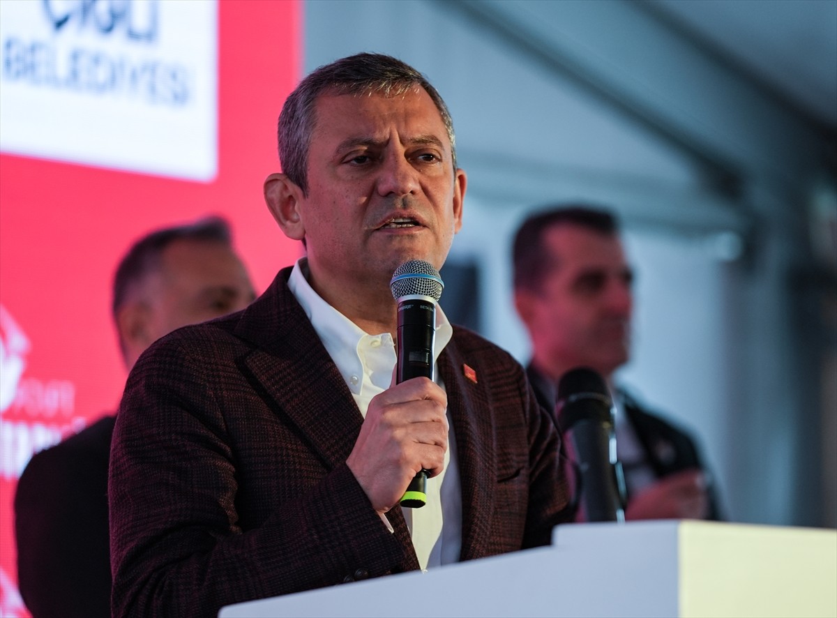 CHP Genel Başkanı Özgür Özel (sol 4), İzmir'in Çiğli ilçesinde kent lokantası ve kent kitaplığının...