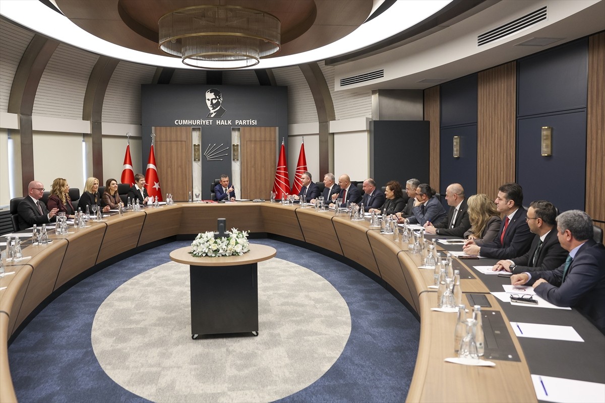 CHP Genel Başkanı Özgür Özel, Türk Eczacıları Birliği (TEB) heyetini kabul etti.