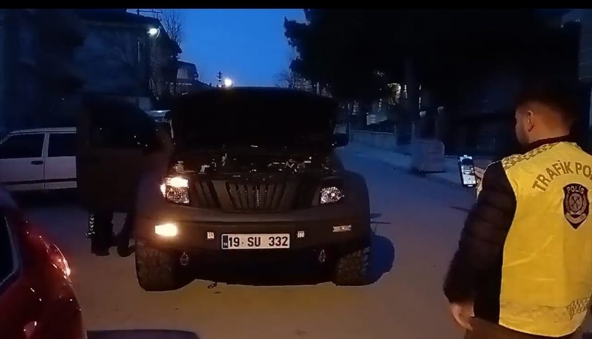 Çorum'da aracında polis sireni kullanan sürücüye 138 bin 172 lira ceza kesildi.