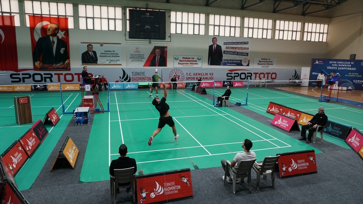 Çorum'un Osmancık ilçesinde düzenlenen İşitme Engelliler Türkiye Badminton Şampiyonası sona...