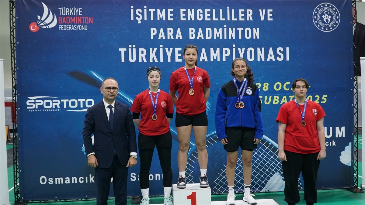 Çorum'un Osmancık ilçesinde düzenlenen İşitme Engelliler Türkiye Badminton Şampiyonası sona...
