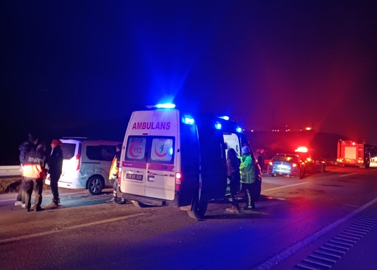 Çorum'un Sungurlu ilçesinde otomobil ile hafif ticari aracın çarpışması sonucu 6 kişi yaralandı....